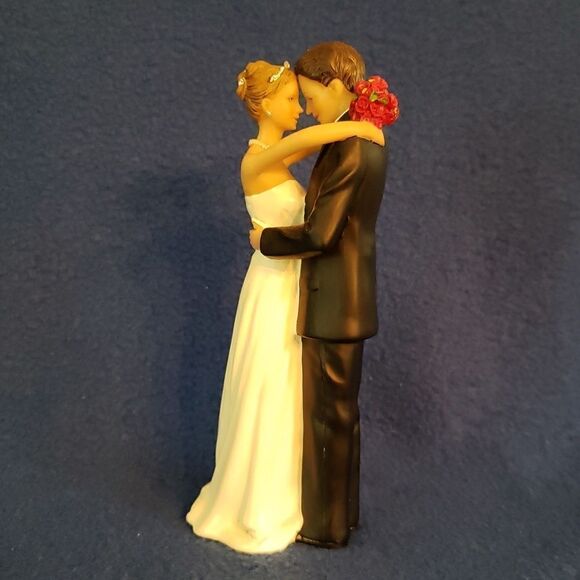 Beautiful Ceramic Bride and Groom Couple Figurine - Picture 1 of 16